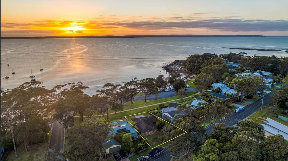 The Bay House - Fireplace - Waterfront House in Callala Bay