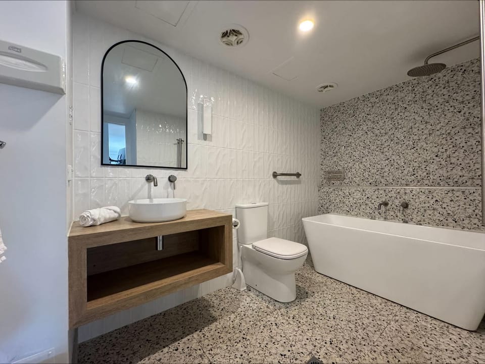 Shower, Toilet, Bathroom, Bath, towels