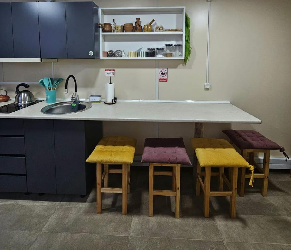 Kitchen or kitchenette, Dining area, minibar, stove