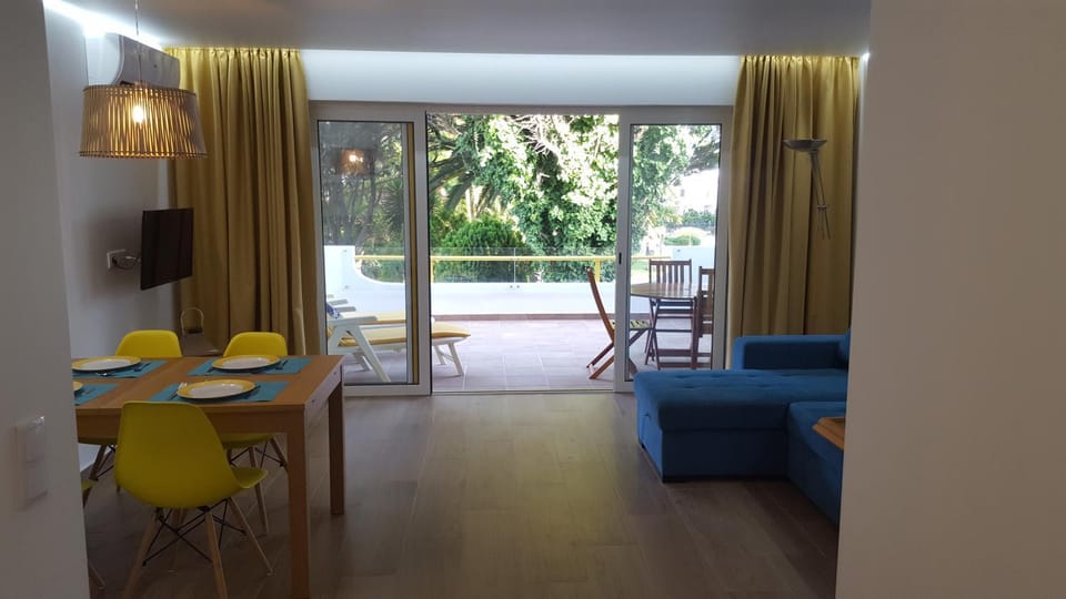 TV and multimedia, Living room, Dining area, Garden view, Pool view