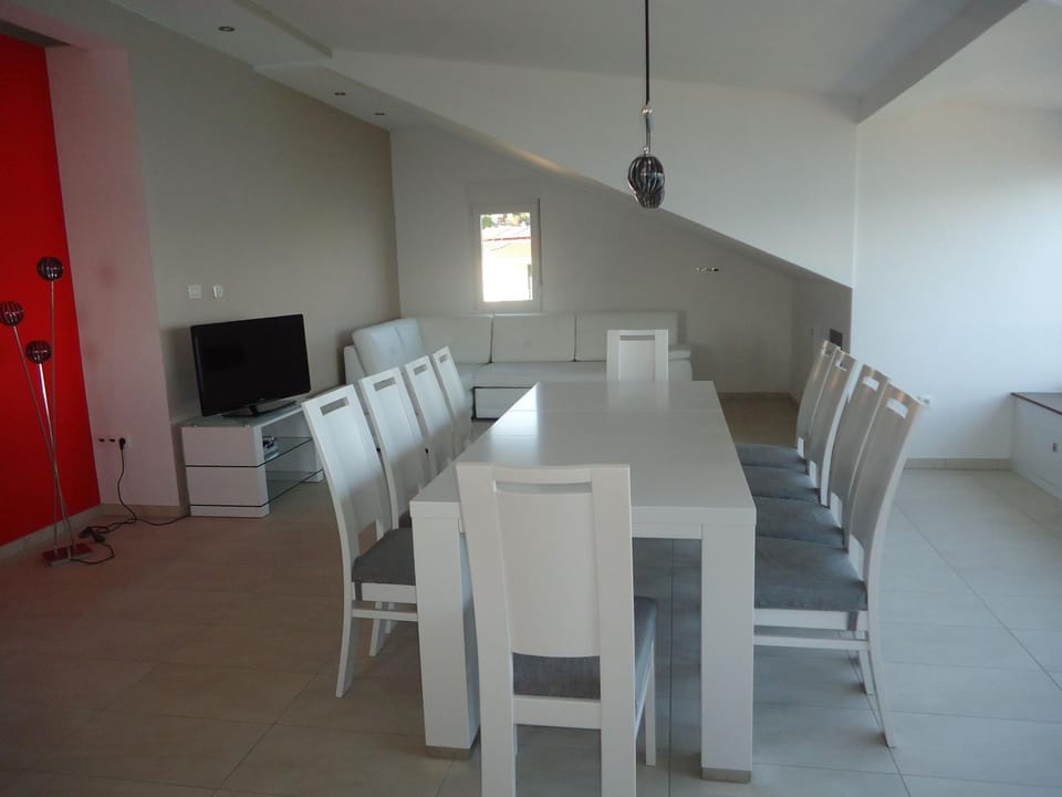 Communal lounge/ TV room, Summer, TV and multimedia, Living room, Seating area, Dining area, On site, Sea view, furniture, air conditioner, air conditioner