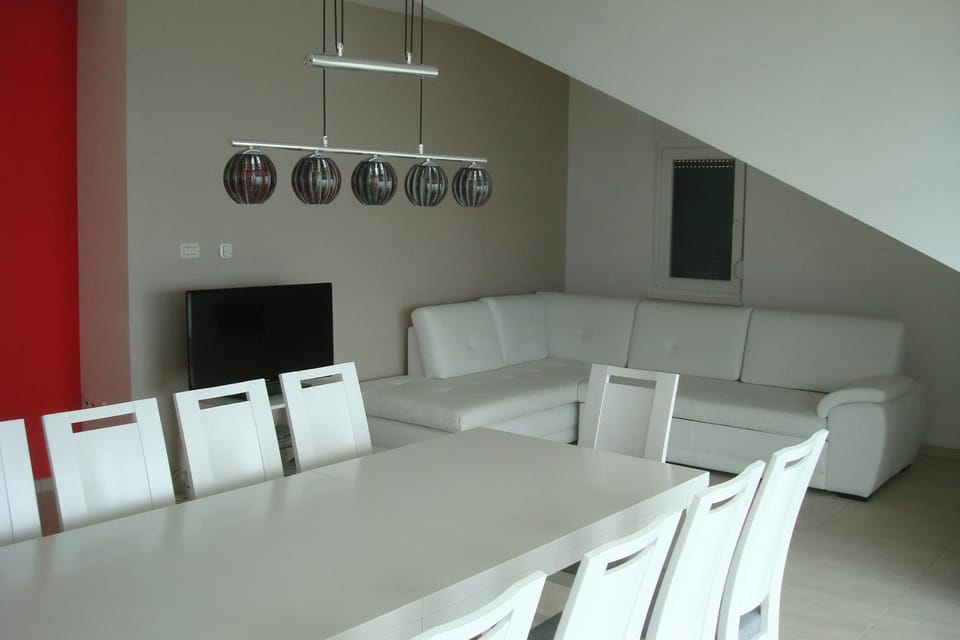 Communal lounge/ TV room, TV and multimedia, Living room, Decorative detail, Dining area, Communal kitchen, Sea view, furniture, air conditioner, air conditioner