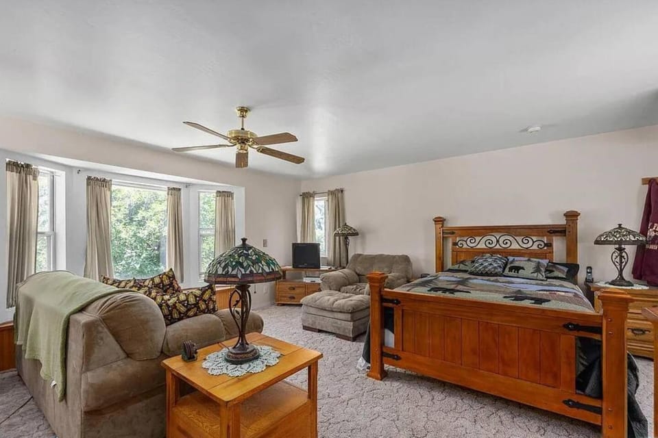 Riverkern Retreat Studio Bed and Breakfast in Kernville