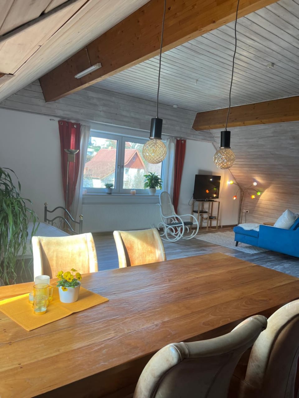 TV and multimedia, Living room, Seating area, Dining area