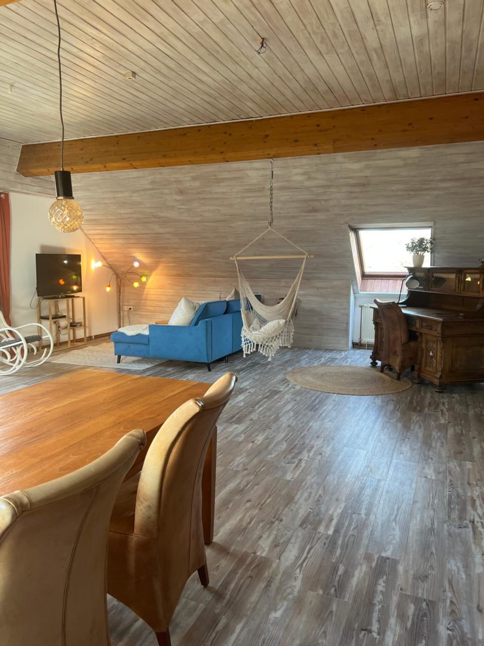 TV and multimedia, Living room, Seating area, Dining area