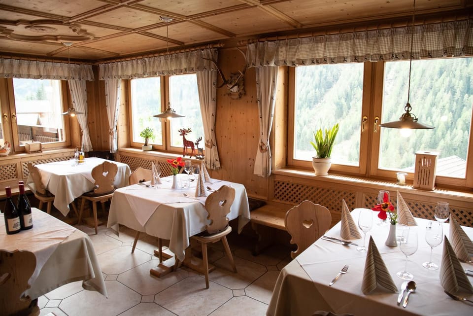 Restaurant/places to eat, Dining area, Food, Dinner