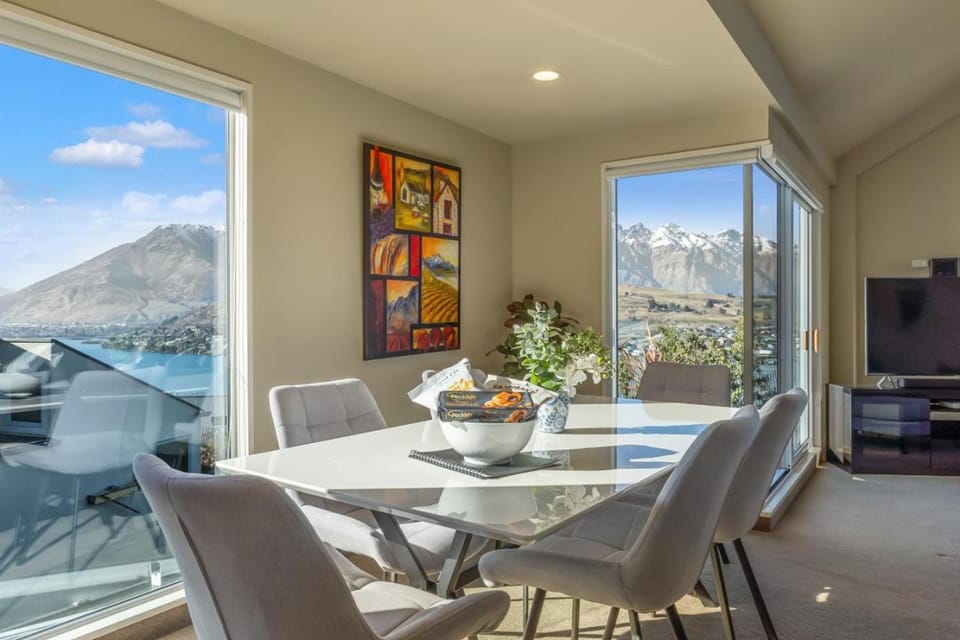 Communal lounge/ TV room, Dining area, Mountain view