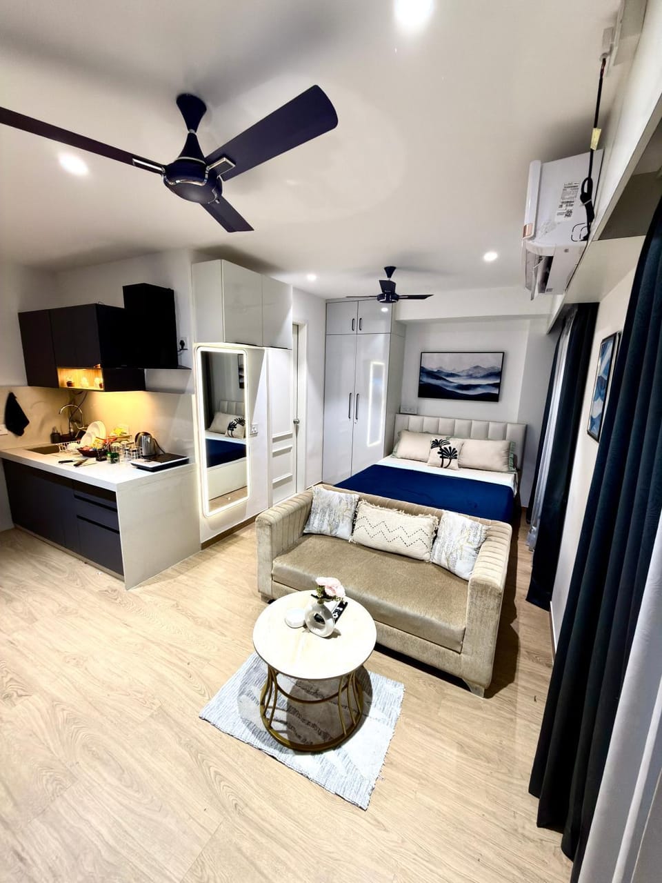 Bed, TV and multimedia, Kitchen or kitchenette, Photo of the whole room, Bedroom, towels, wardrobe, air conditioner