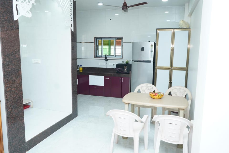 Kitchen or kitchenette, Dining area, Food, oven