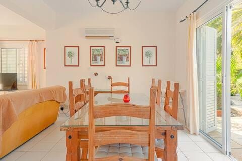 Living room, Seating area, Dining area, air conditioner