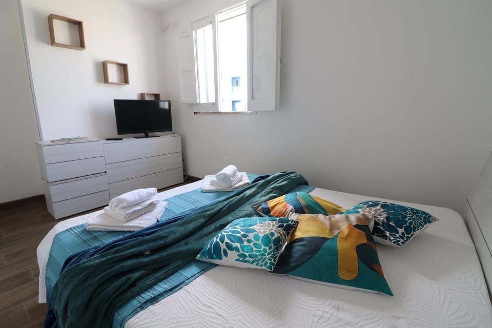 Bed, TV and multimedia, Photo of the whole room, Bedroom