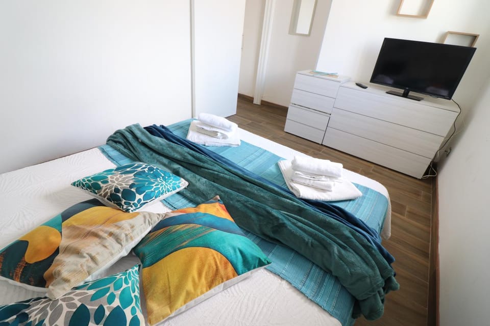 Bed, TV and multimedia, Photo of the whole room, Bedroom