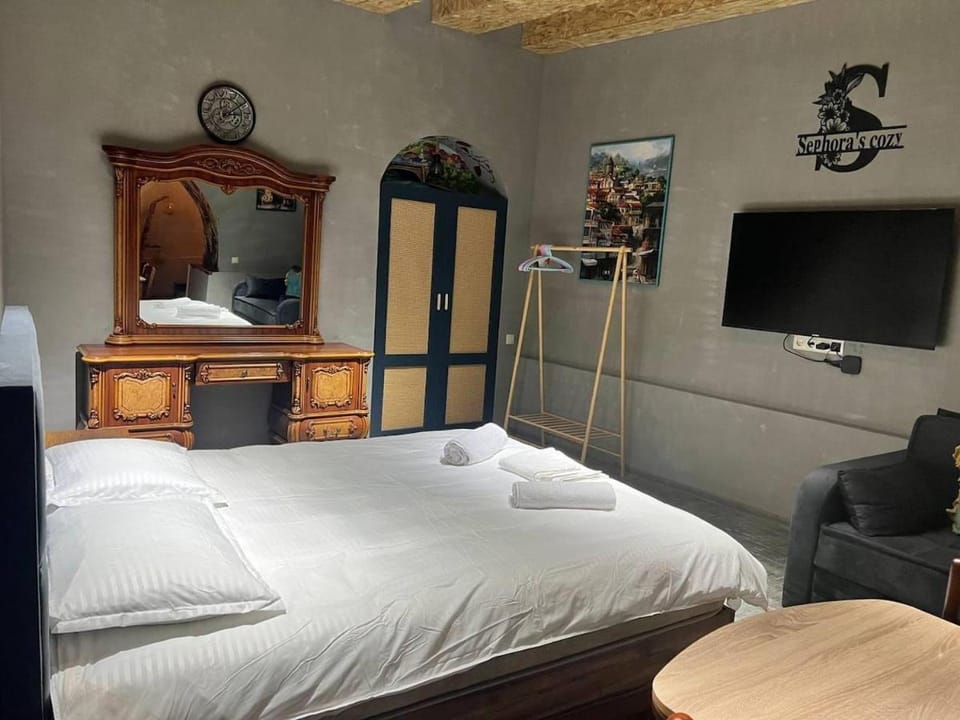 Communal lounge/ TV room, Bed, TV and multimedia, Photo of the whole room, Evening entertainment, Bedroom