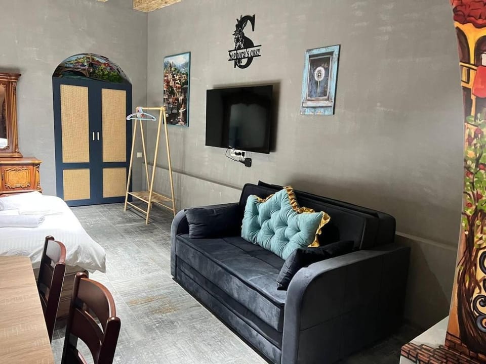 Communal lounge/ TV room, Bed, TV and multimedia, Living room, Photo of the whole room, Seating area, Evening entertainment, Bedroom