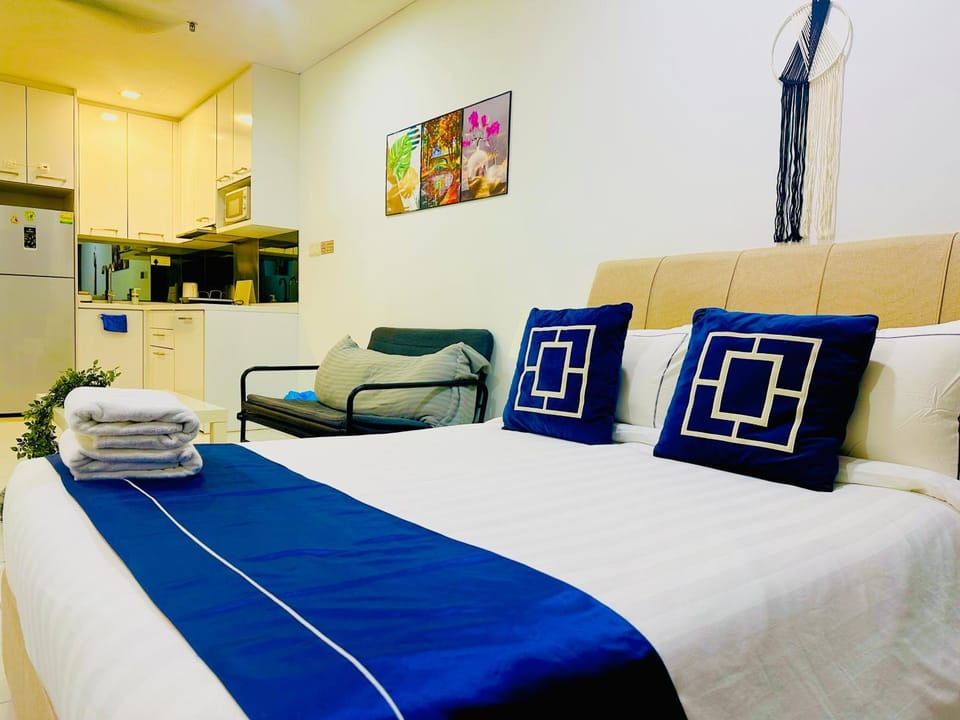 Bed, Kitchen or kitchenette, Photo of the whole room, Bedroom, towels
