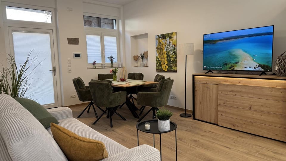 Communal lounge/ TV room, Dining area