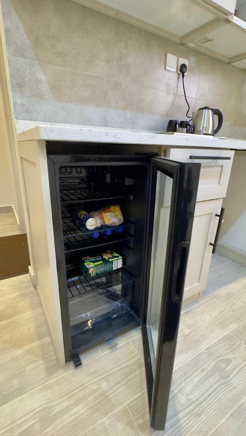 Kitchen or kitchenette, minibar