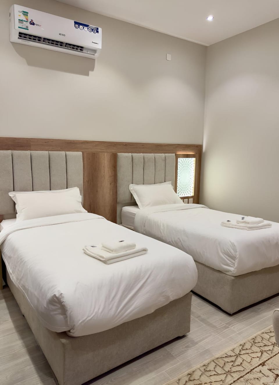 Bed, Photo of the whole room, Bedroom, air conditioner