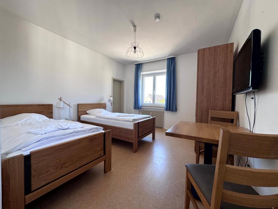 Bed, TV and multimedia, Photo of the whole room, Bedroom, towels, wardrobe