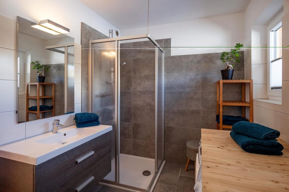 Shower, Bathroom, towels