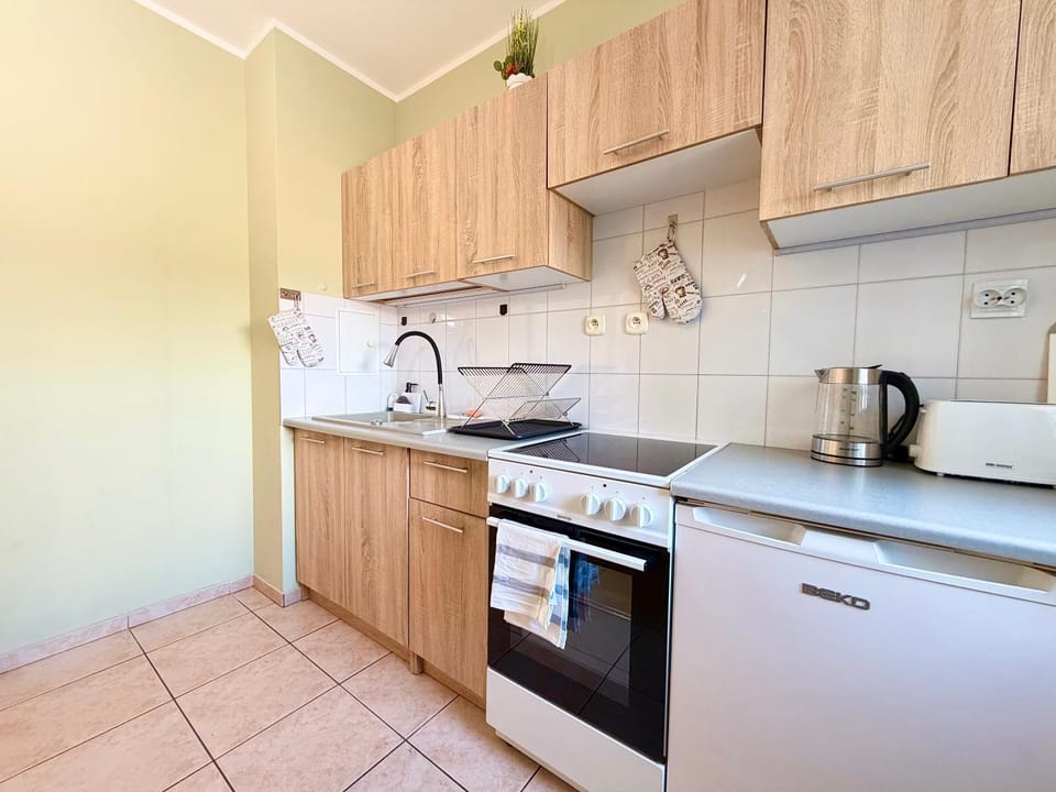 Coffee/tea facilities, Kitchen or kitchenette, oven, stove