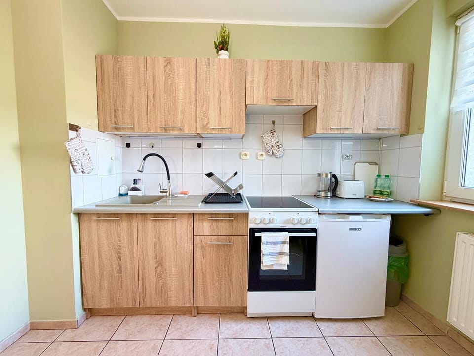 Kitchen or kitchenette, oven, stove
