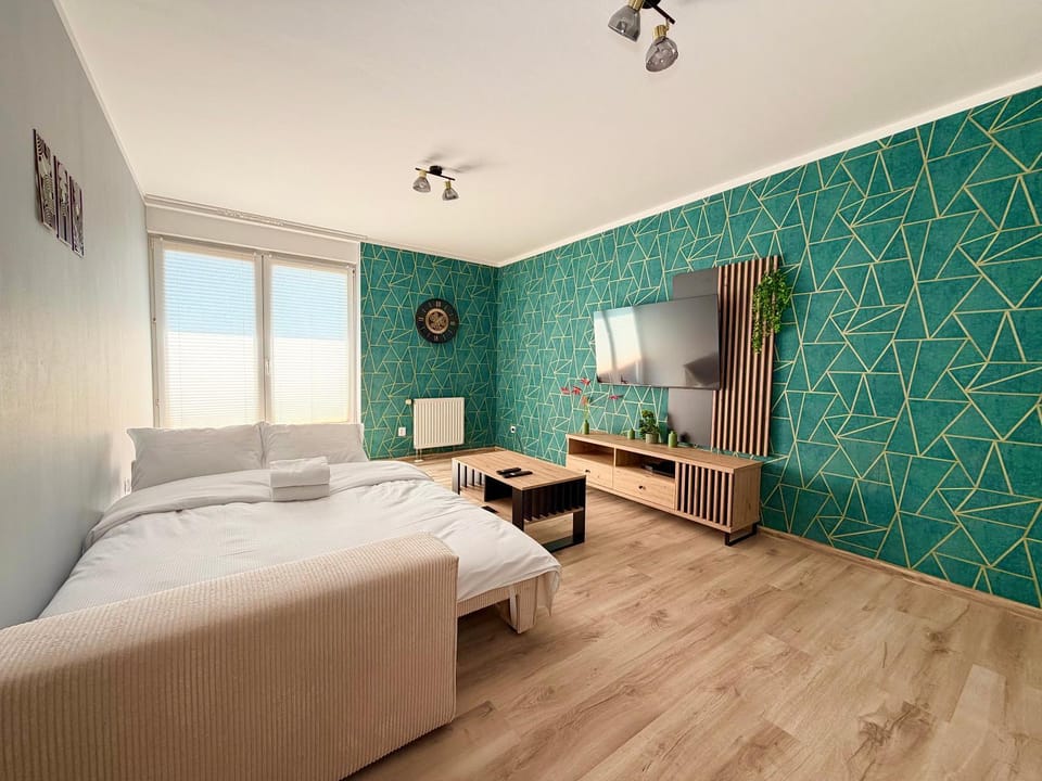 Communal lounge/ TV room, Bed, TV and multimedia, Living room, Photo of the whole room, Seating area, Evening entertainment, Bedroom