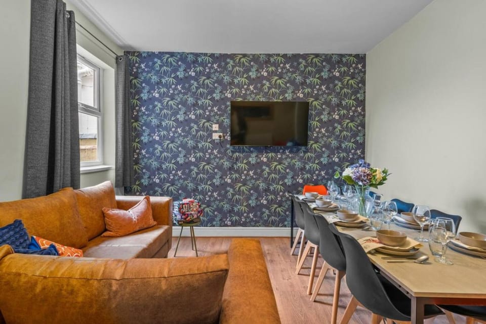 Spacious 5 Bedroom Home Large Families and Groups Apartment in Worcester
