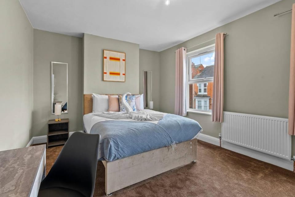 Spacious 5 Bedroom Home Large Families and Groups Apartment in Worcester