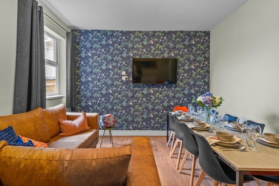 TV and multimedia, Living room, Seating area, Dining area
