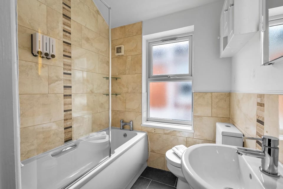Shower, Toilet, Bathroom, Bath, towels