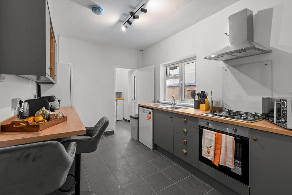 Coffee/tea facilities, Kitchen or kitchenette, Dining area, dishwasher, minibar, oven, stove