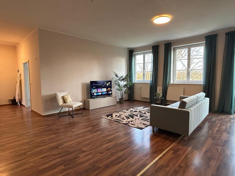 Communal lounge/ TV room, TV and multimedia, Living room, Photo of the whole room, Seating area, Evening entertainment