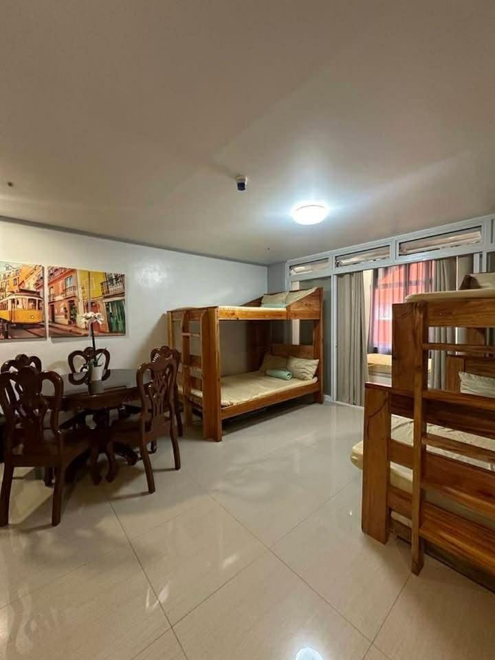 Bed, Dining area, bunk bed