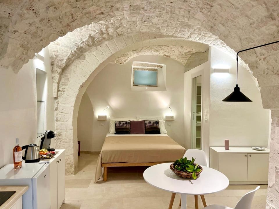 Bed, Kitchen or kitchenette, Photo of the whole room, Seating area, Bedroom