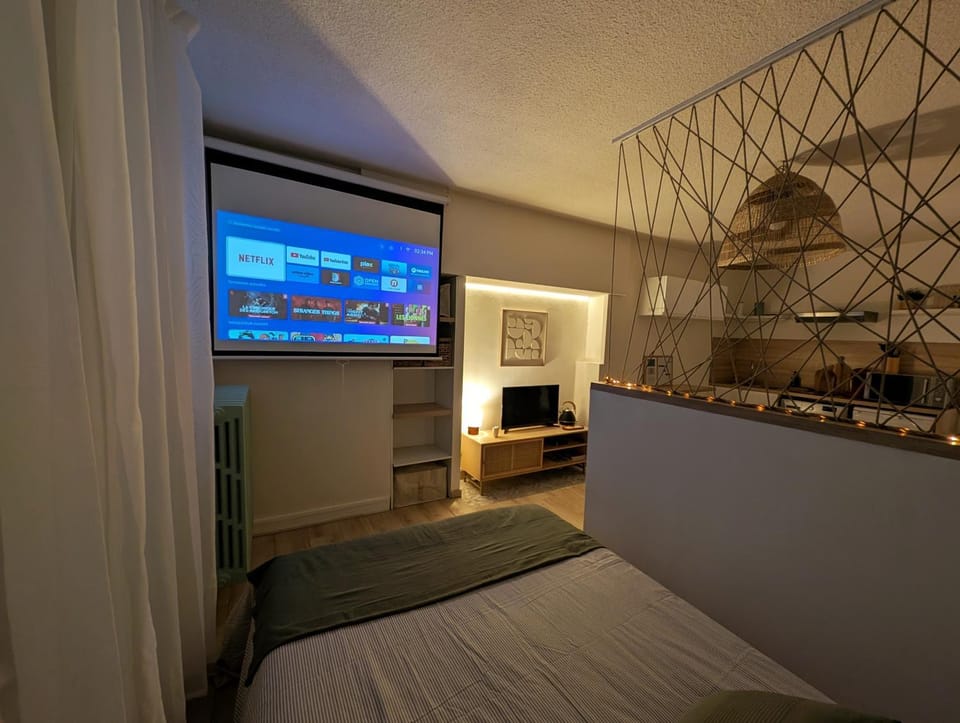 Bed, TV and multimedia, Bedroom