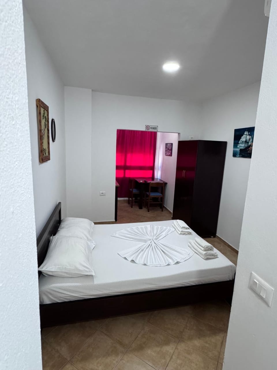 Bed, TV and multimedia, Photo of the whole room, Bedroom