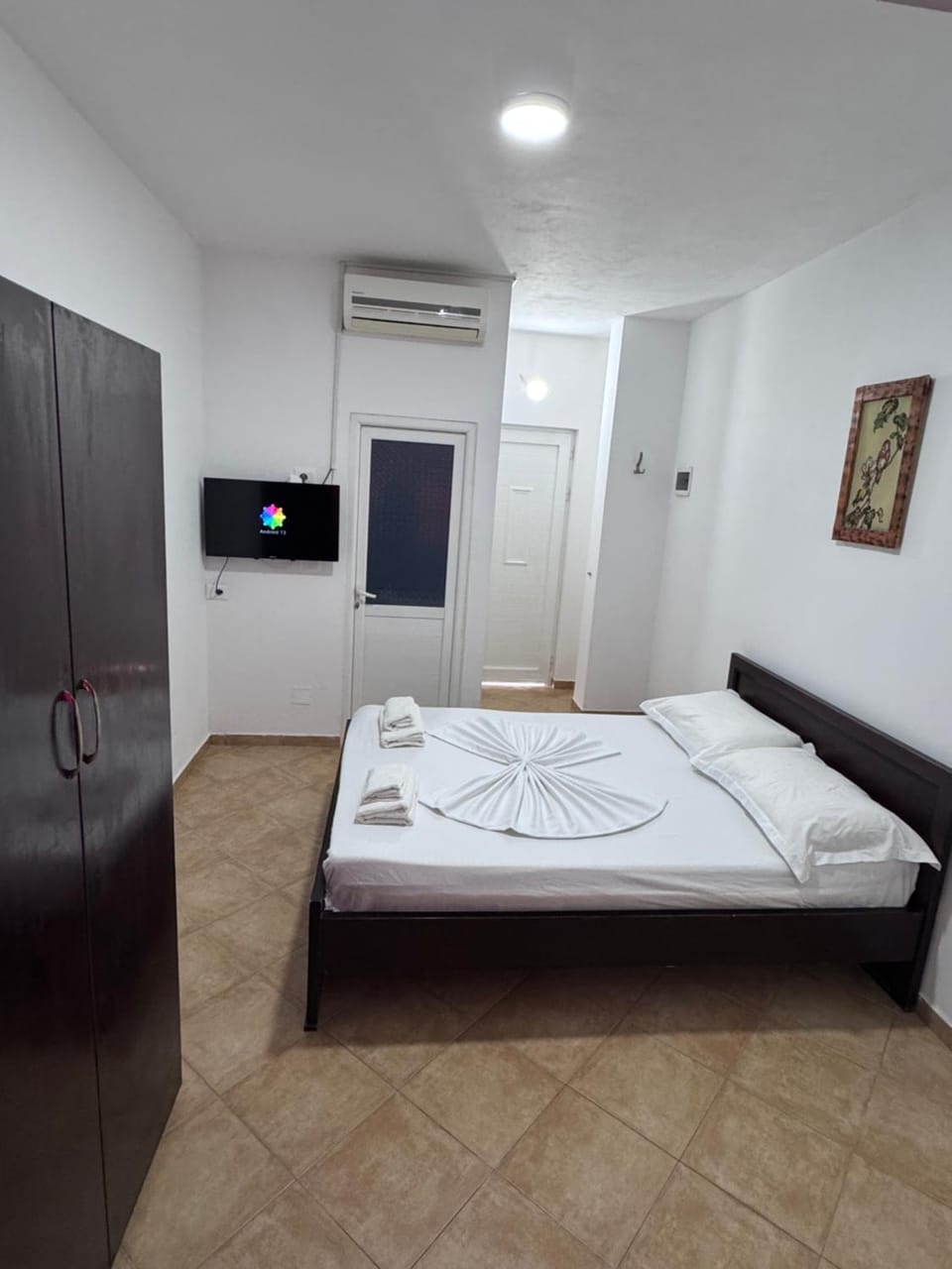 Bed, TV and multimedia, Photo of the whole room, Bedroom, towels, wardrobe, air conditioner