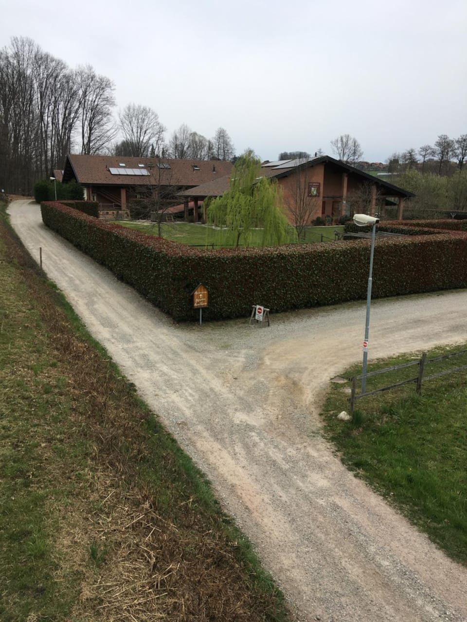 Toilet, Facade/entrance