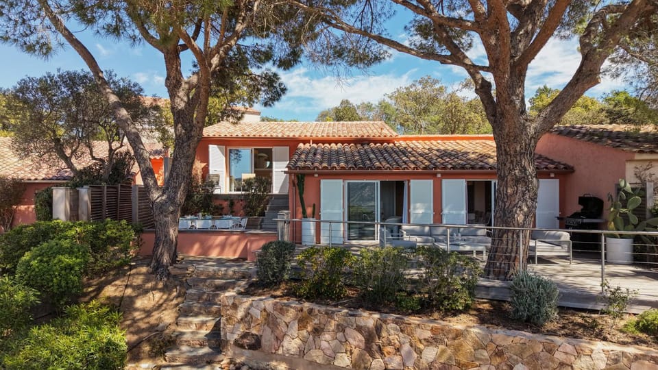 Property building, Day, Garden, Balcony/Terrace