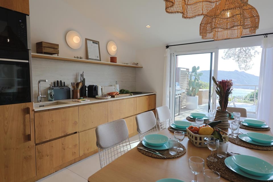 Coffee/tea facilities, Kitchen or kitchenette, Dining area, stove, toaster