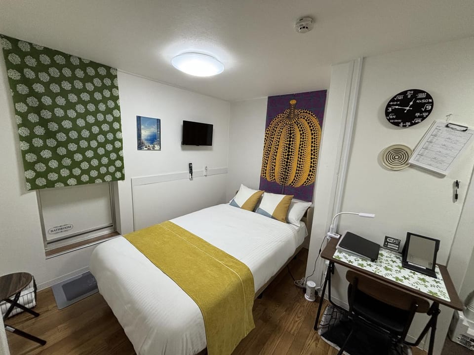 Bed, TV and multimedia, Photo of the whole room, Bedroom