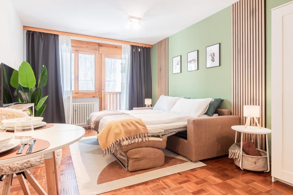 Nearby landmark, View (from property/room), Balcony/Terrace, Decorative detail, Bedroom, Family, heating, internet, locker, pet friendly, pet friendly, storage, trouser press, wardrobe