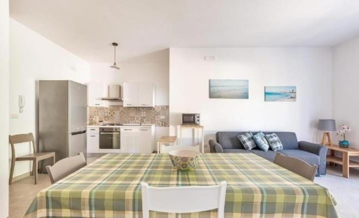 Kitchen or kitchenette, Living room, Decorative detail, Dining area, microwave, oven, stove