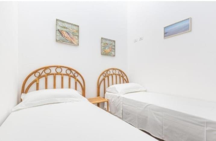 Bed, Photo of the whole room, Decorative detail, Bedroom