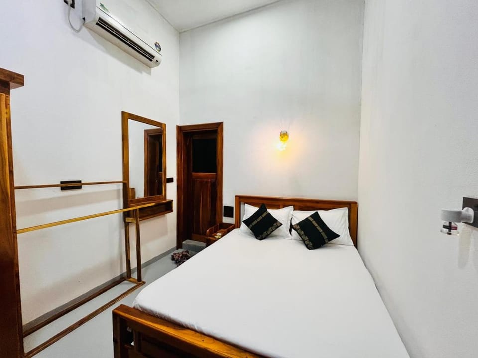 Bed, Photo of the whole room, Bedroom, air conditioner