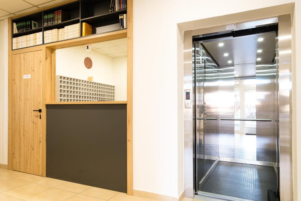 Lobby or reception, elevator