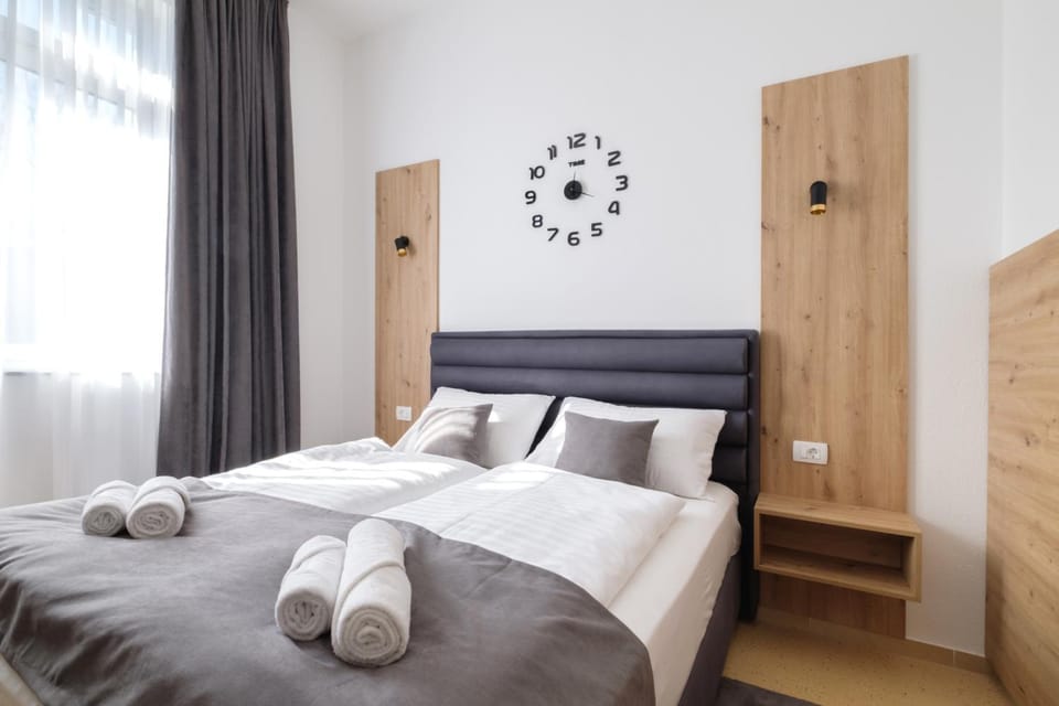 Bed, Bedroom, towels