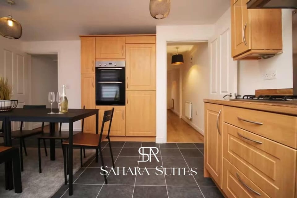 Spacious 5BR City Centre - Ideal for Contractors - Parking House in Newport