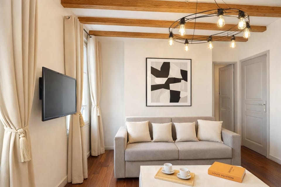 TV and multimedia, View (from property/room), Living room, Decorative detail, Seating area, internet